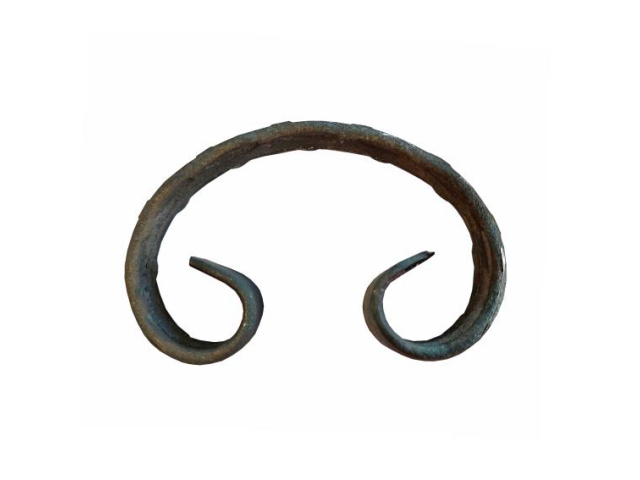 Scroll "C" h100, b65, 12x6mm, decorated